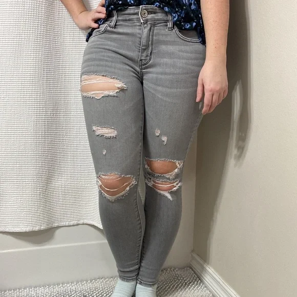 Women’s American Eagle Outfitters Distressed Grey Jegging Jeans. Size 4 short. - Picture 3 of 16